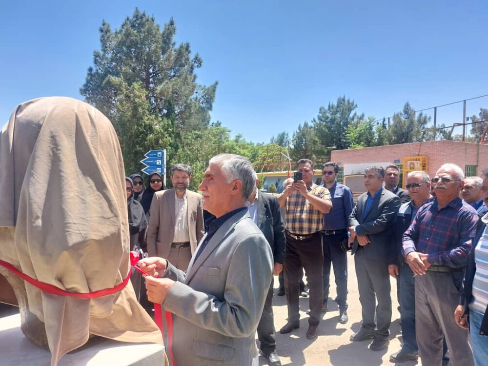 رونمایی از سردیس بانوی نمونه جهان اسلام در سیرجان