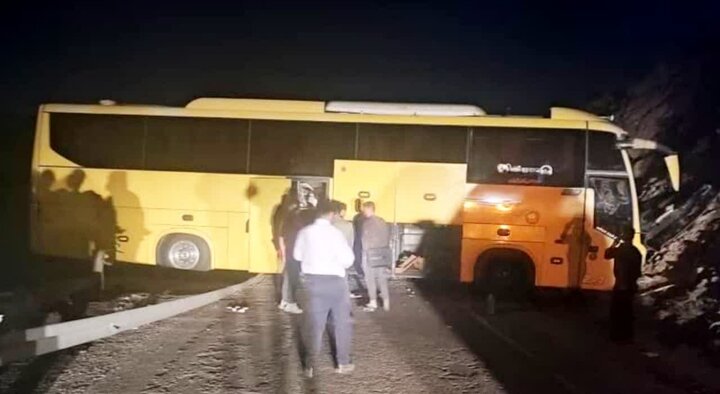 ۱۳ مصدوم در پی انحراف از مسیر اتوبوس در محور شهربابک_ انار