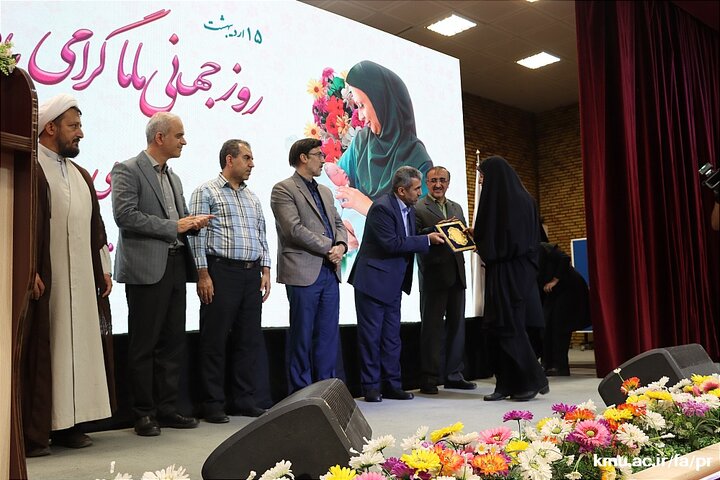 همایش تجلیل از ۴۰ مامای نمونه کشوری در کرمان برگزار شد