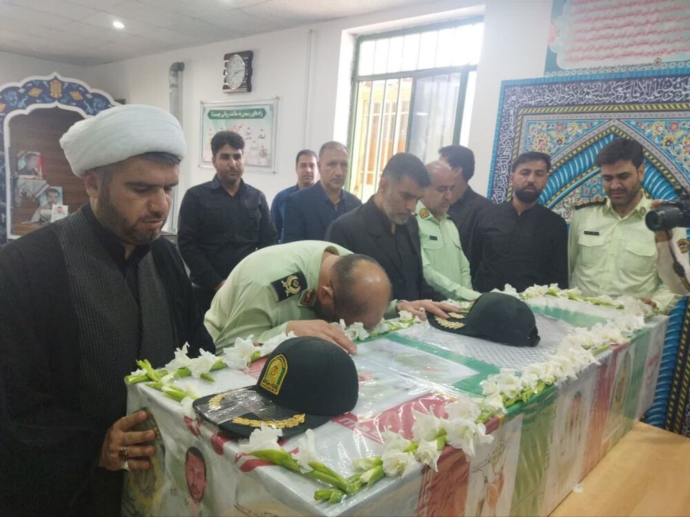 خداحافظ ای داغ بر دل نشسته/ تشییع پیکر "شهید عبدلی" بر دستان مردمان دیار کریمان