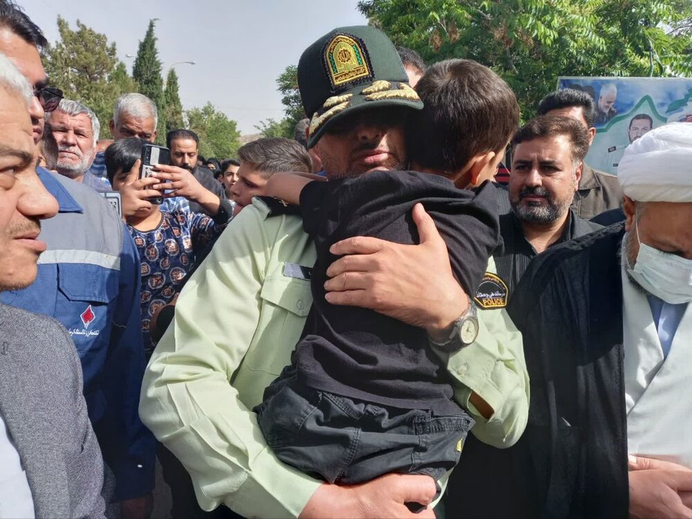 خداحافظ ای داغ بر دل نشسته/ تشییع پیکر "شهید عبدلی" بر دستان مردمان دیار کریمان