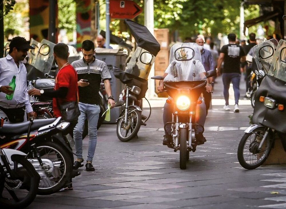 موتورسواری بدون گواهینامه و بیمه‌/ بی‌نظمی در شهر و گریز از قانون