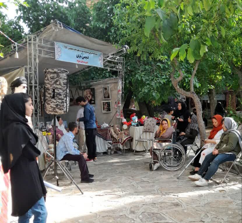 نمایشگاه صنایع‌دستی مددجویان هنرمند کردستان در سنندج برپا شد