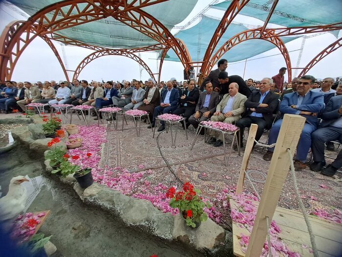 شمیم گل های محمدی بر مزار سردار دلها / آغاز پانزدهمین جشنواره گل محمدی بردسیر کرمان