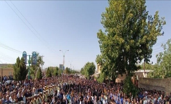 خداحافظی مادرانه از جنس سکوت/تشییع باشکوه پیکر شهید کریمی در بافت