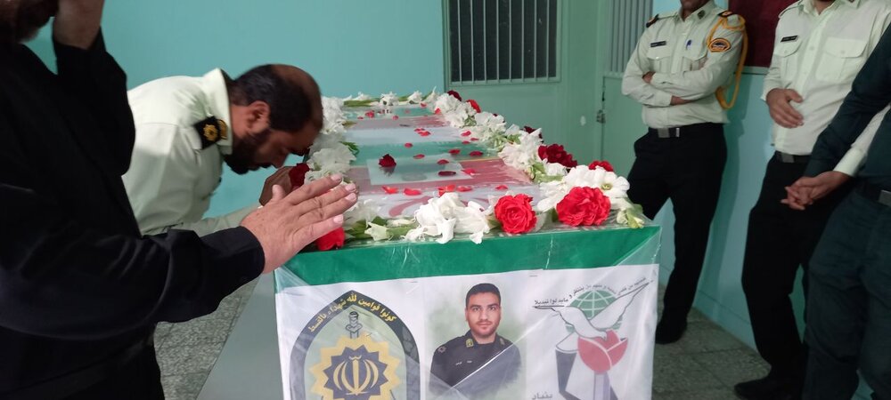 خداحافظی مادرانه از جنس سکوت/تشییع باشکوه پیکر شهید کریمی در بافت