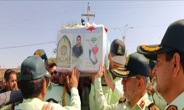 خداحافظی مادرانه از جنس سکوت/تشییع باشکوه پیکر شهید کریمی در بافت