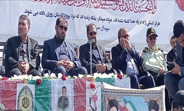 خداحافظی مادرانه از جنس سکوت/تشییع باشکوه پیکر شهید کریمی در بافت