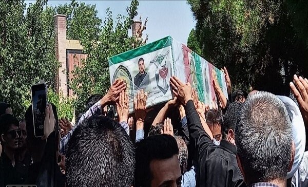 خداحافظی مادرانه از جنس سکوت/تشییع باشکوه پیکر شهید کریمی در بافت