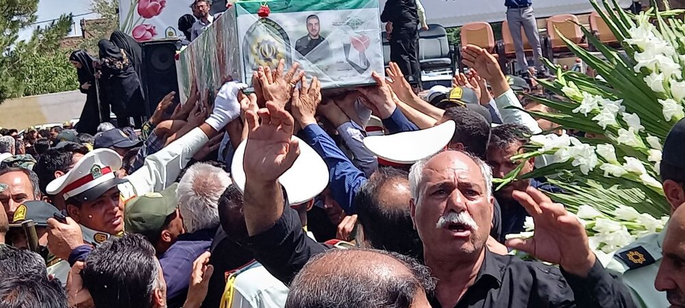 خداحافظی مادرانه از جنس سکوت/تشییع باشکوه پیکر شهید کریمی در بافت