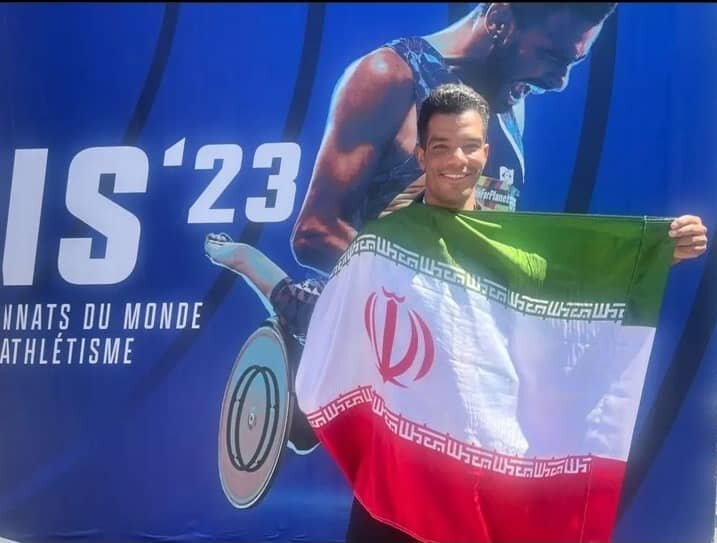 سجده شکر سعید افروز قهرمان پارالمپیک جهان بر پرچم ایران