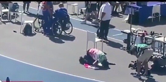 سجده شکر سعید افروز قهرمان پارالمپیک جهان بر پرچم ایران