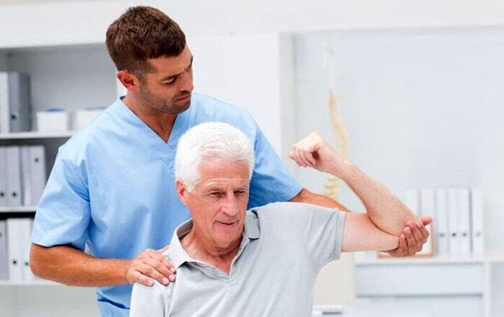نقش کلیدی فیزیوتراپی در کاهش درد و مشکلات حرکتی سالمندان 