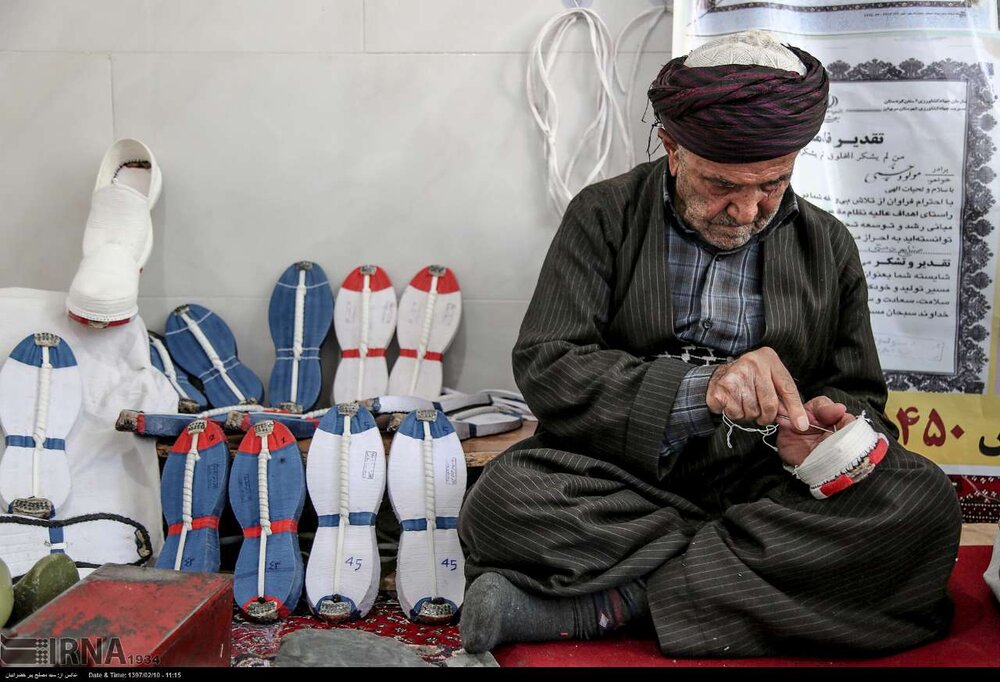 مشکلات تامین مواد اولیه کلاش‌بافان مریوان به زودی رفع می‌شود