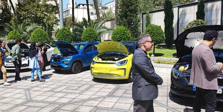 بازدید رئیس‌جمهور از نمایشگاه خودروهای برقی و هیبریدی