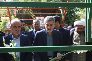 گزارش تصویری / ادای احترام مسئولان فارس به مقام والای شهدا درهفته دولت  عکس: دریافتی