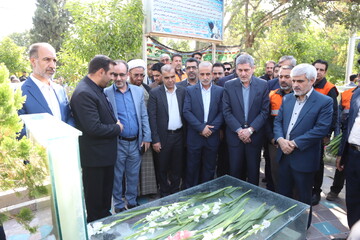 گزارش تصویری / ادای احترام مسئولان فارس به مقام والای شهدا درهفته دولت  عکس: دریافتی
