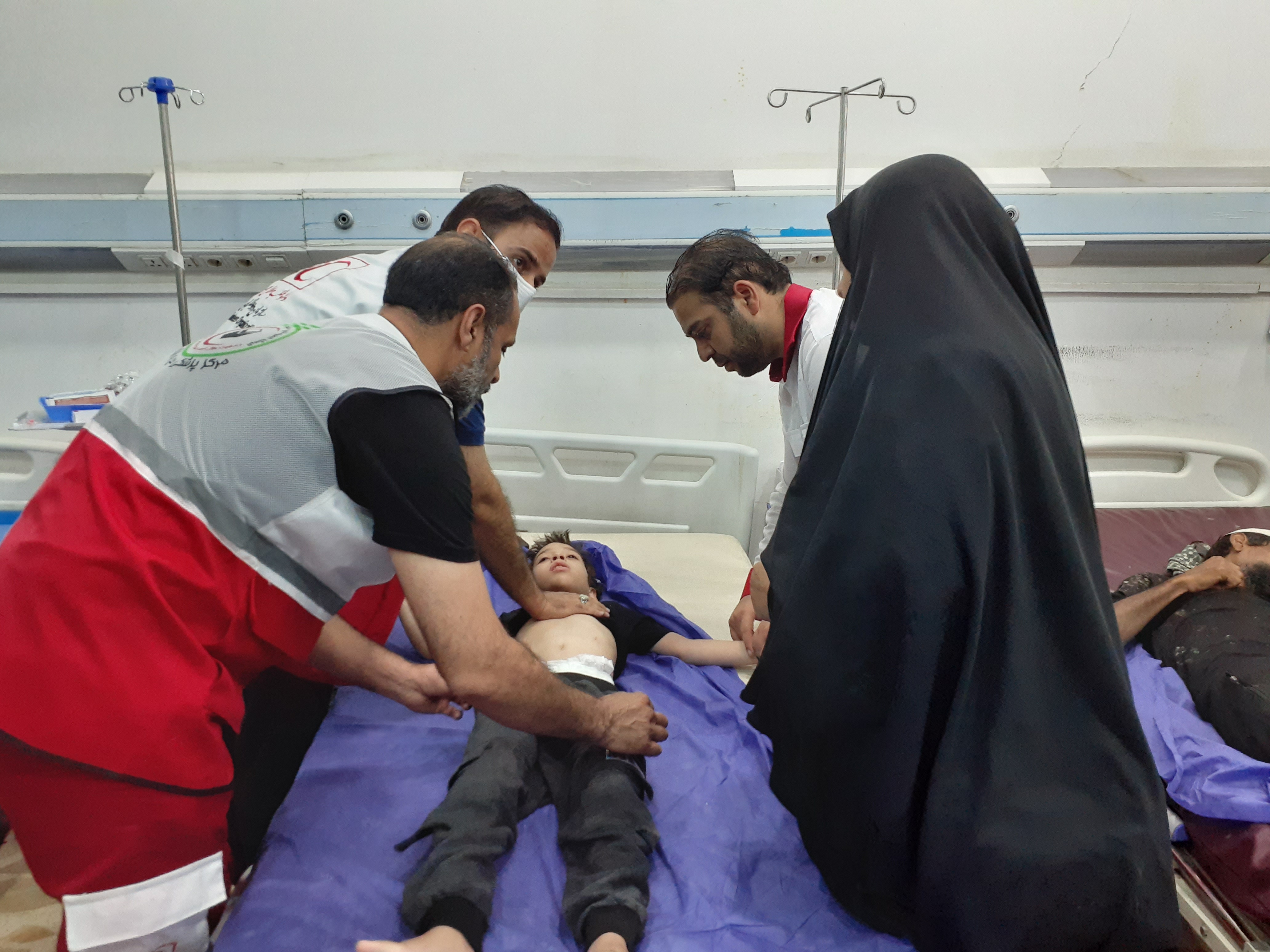 گزارش تصویری خدمات درمانی هلال احمر در مسیر نجف تا کربلا