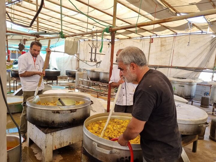 پخت ۲۵ هزار غذای نذری در موکب خدام الحسین