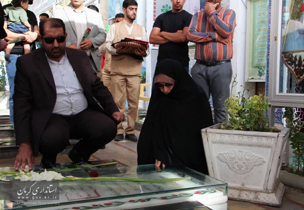 ادای احترام معاون رئیس جمهور به مقام شهید حاج قاسم سلیمانی