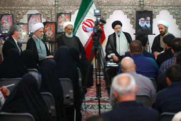 گزارش تصویری: دیدار رییس جمهور محترم با خانواده معظم شهدا و جانبازان حادثه تروریستی شاهچراغ (ع)عکس دریافتی