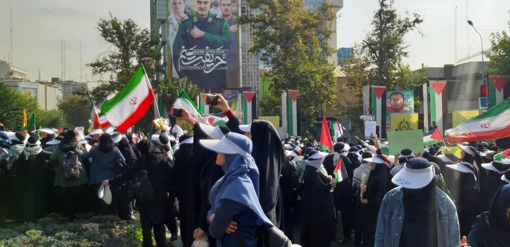 تجمع ۲۰ هزار دانش‌آموز تهرانی در حمایت از مردم غزه و فلسطین