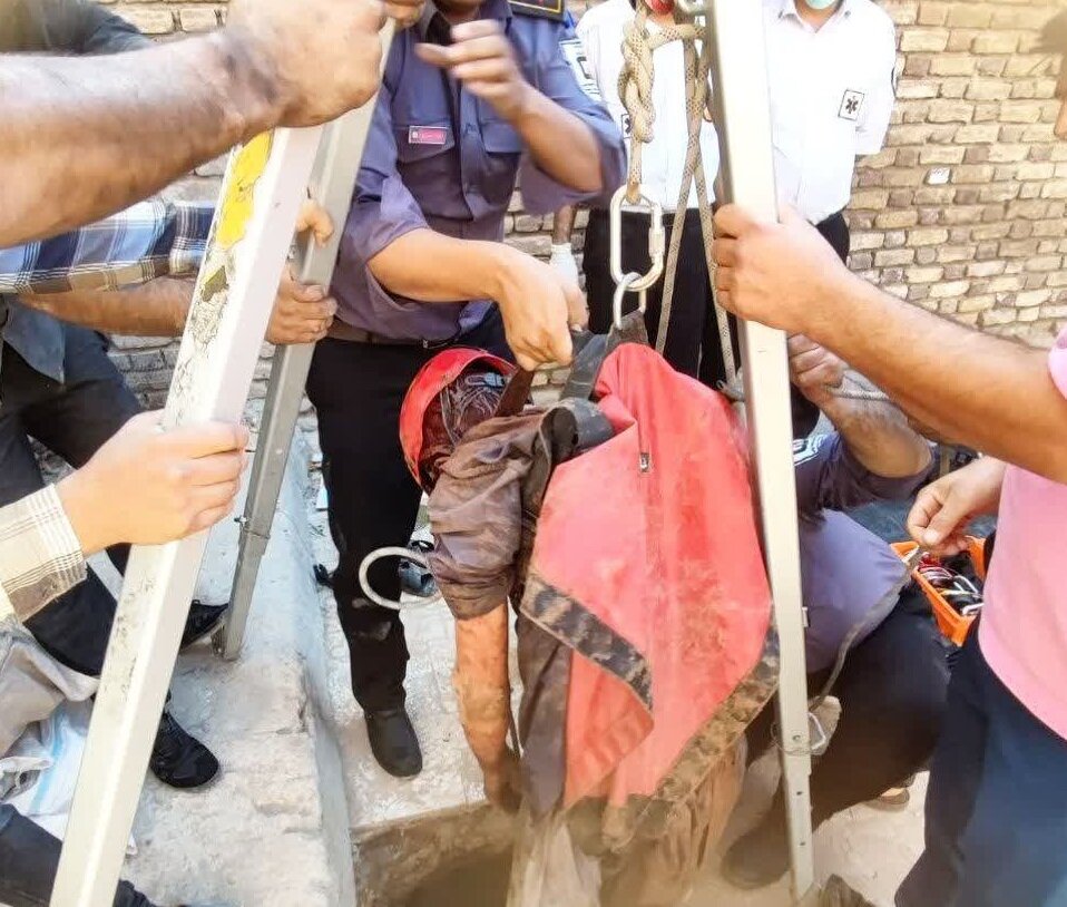 نجات یک‌ فرد از عمق چاه توسط آتش‌ نشانان کرمان