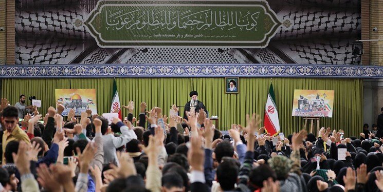 ۱۳ آبان ۵۸ ضربه ملت ایران به آمریکا بود