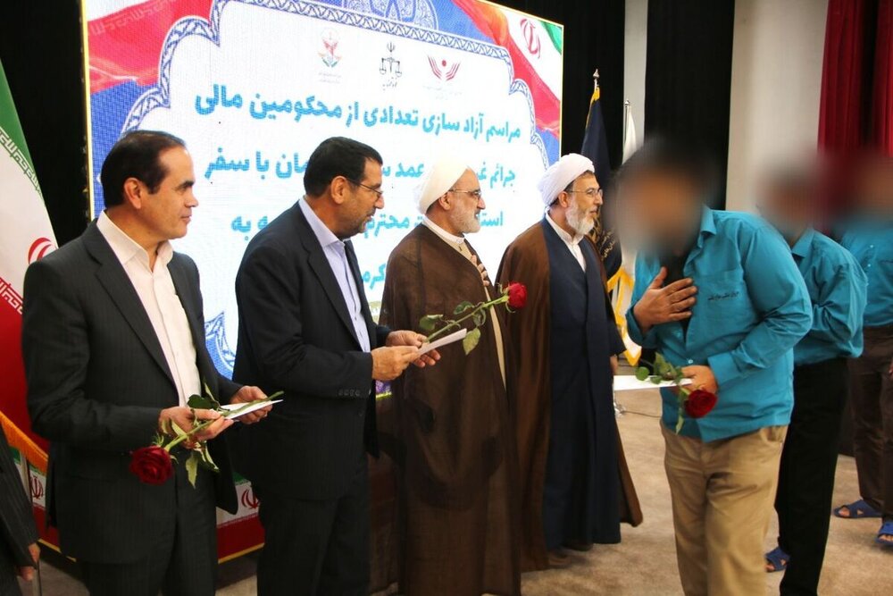 ارمغان آزانی به ۲۴۵ زندانی در استان کرمان