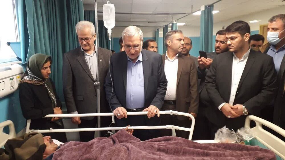 انجام عمل جراحی چشم بانوی دهگلانی توسط وزیر بهداشت