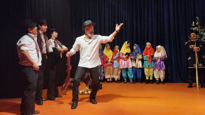 اجرای نمایش دوربین جادویی با نقش آفرینی ۲۰ کودک در سنندج