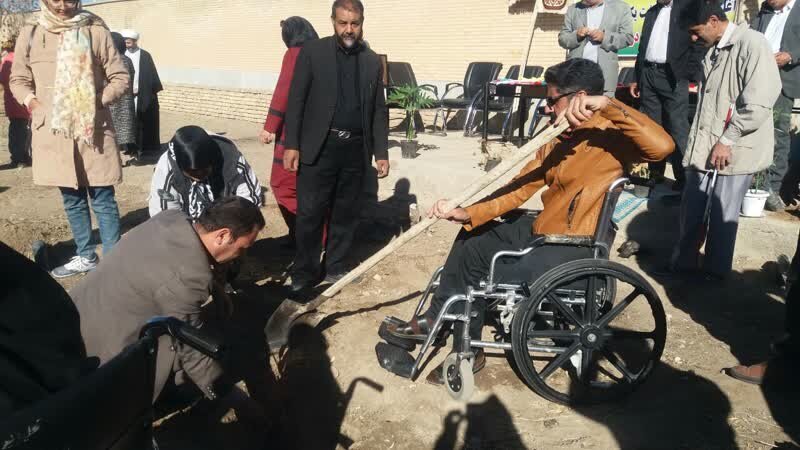 کاشت ۱۰۰ نهال به نام نخبگان دارای معلولیت