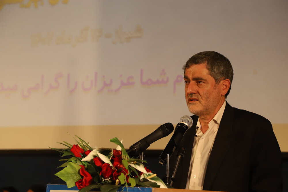 اگر آبرو و اعتباری دارم از احترام به پدر و مادر است