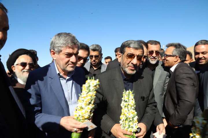 وزیر میراث فرهنگی و استاندار فارس به نرگس‌زارهای خفر رسیدند