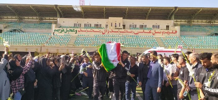 بمی ها؛ فوتبالیست تیم شان را با اشک بدرقه کردند