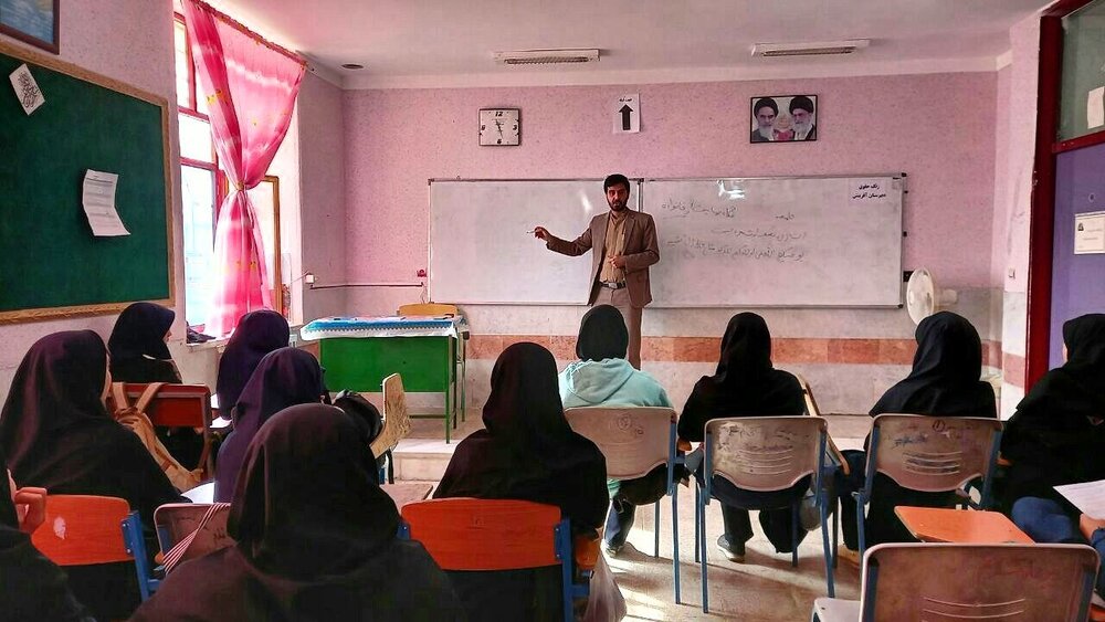 اولین طرح زنگ حقوق مدارس کشور در "راور" نواخته می شود