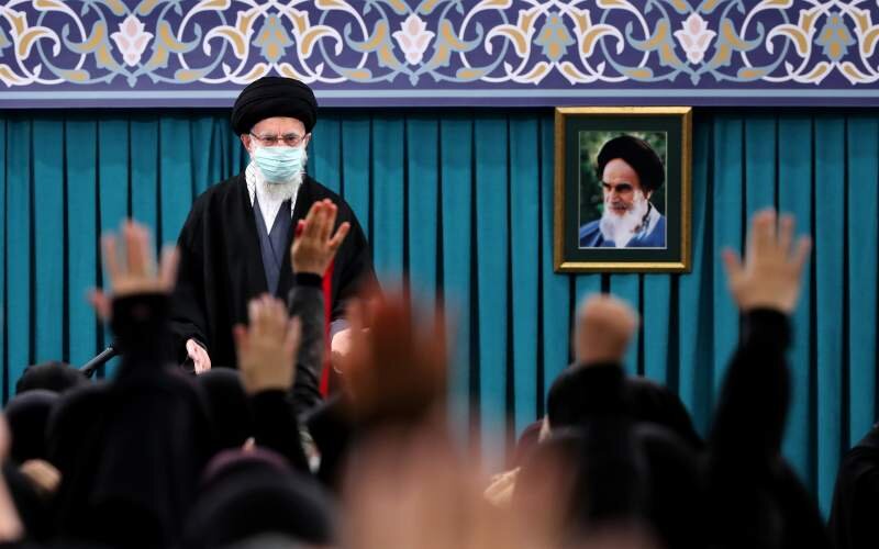 جمعی از بانوان با حضرت آیت‌الله خامنه‌ای دیدار کردند