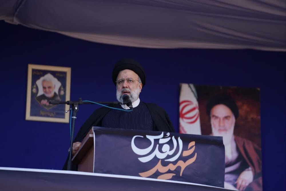 دشمن به تصویر، مزار و زائر حاج قاسم سلیمانی کینه دارد