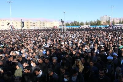دشمن به تصویر، مزار و زائر حاج قاسم سلیمانی کینه دارد