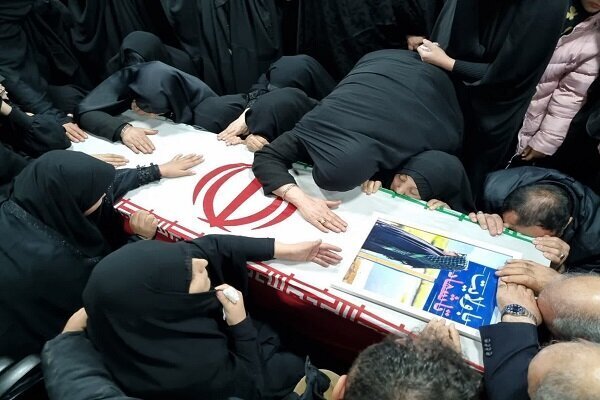 دخترک کاپشن صورتی با گوشواره قلبی در خاک آرام گرفت