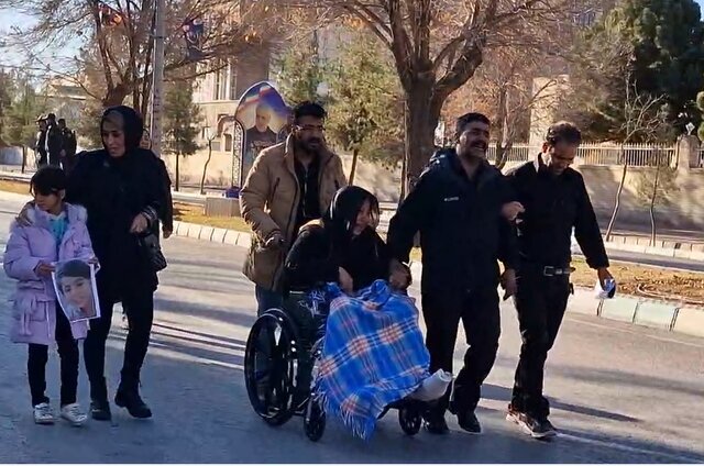 دخترک کاپشن صورتی با گوشواره قلبی در خاک آرام گرفت