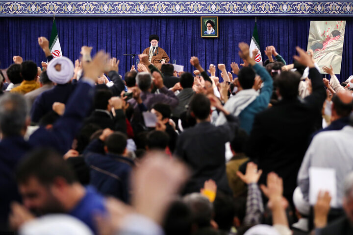 ایجاد دو قطبی در جامعه از اهداف دشمن است