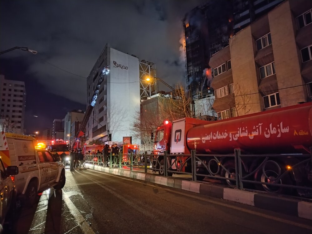 اعزام آمبولانس‌ها و تیم‌های عملیاتی هلال‌احمر تهران به محل حادثه حریق بیمارستان گاندی