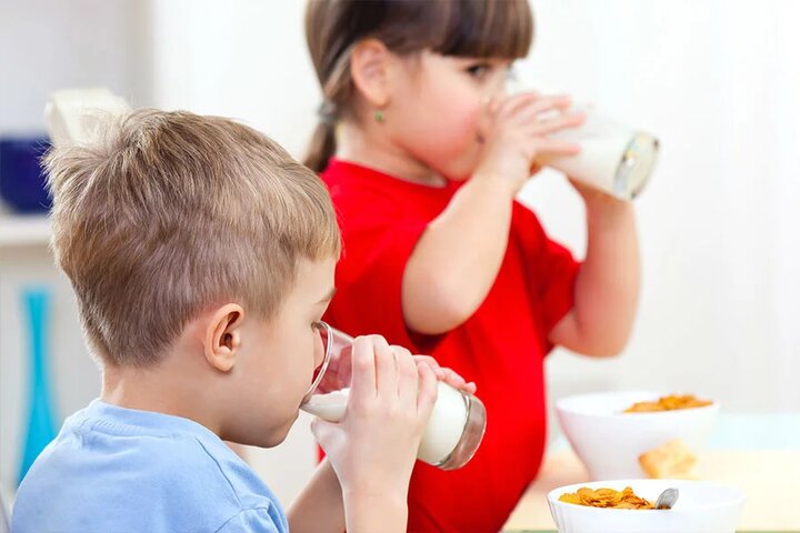 یک لیوان شیر ۱۳ ماده مغذی برای کودکان دارد