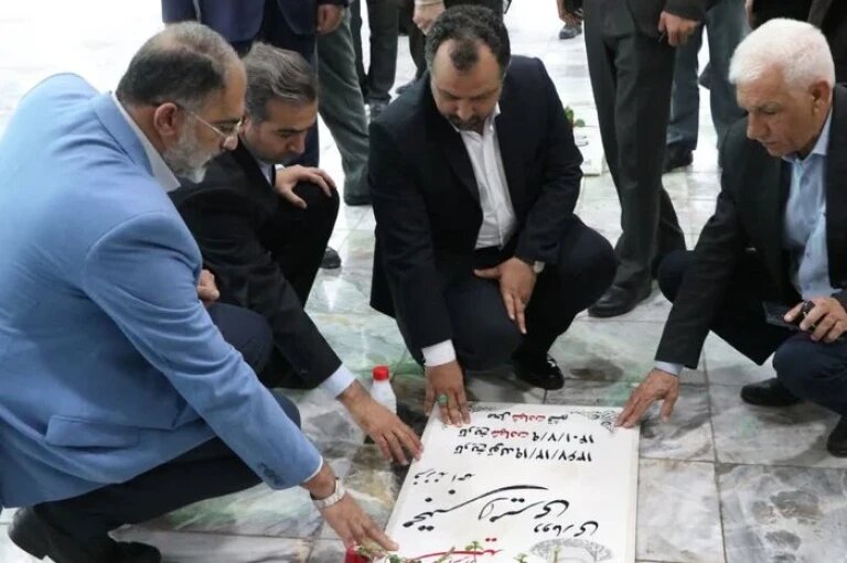 همزمان با دومین روز از دهه مبارک فجر؛وزیر امور اقتصادی و دارایی به مقام شامخ شهدای جزیره قشم ادای احترام کرد