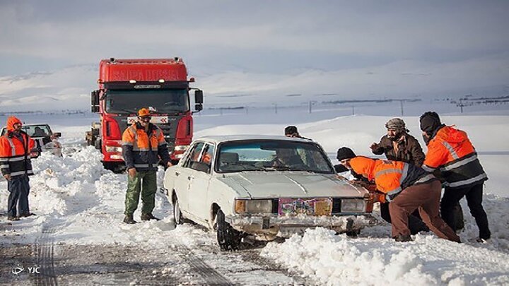 رهاسازی ۱۴۰ خودروی گرفتار در برف و کولاک کردستان