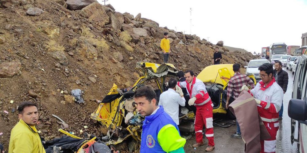 امدادرسانی به ۱۰ حادثه‌دیده تصادف تریلی با پژو در جاده قائن_بیرجند/۷ نفر فوت شدند