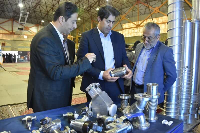 بازدید مدیرکل صمت فارس از نمایشگاه دستاوردهای صنعت هسته‌ای کشور در شیراز