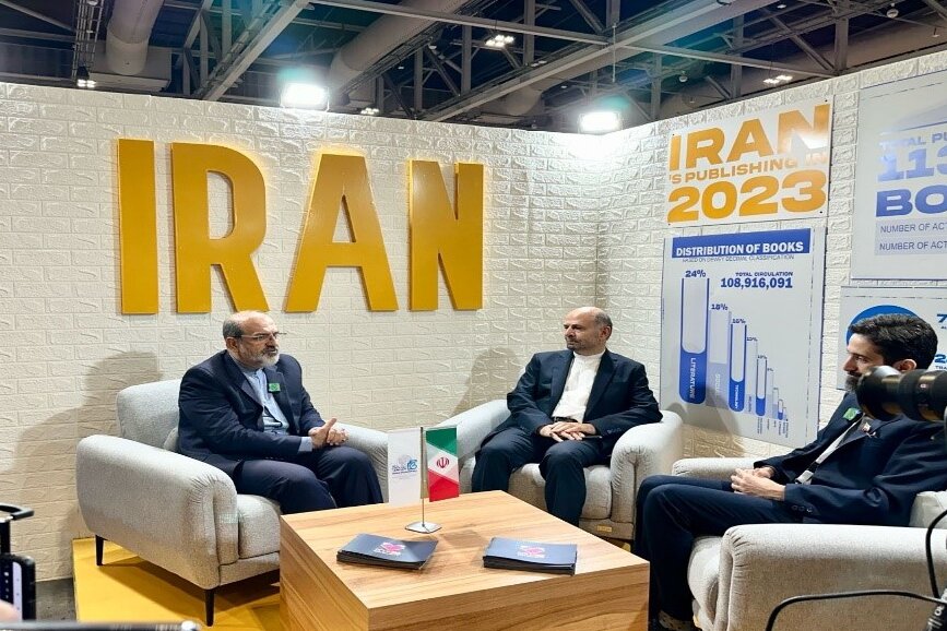 بازدید سفیر و رایزن فرهنگی ایران از نمایشگاه کتاب مسقط