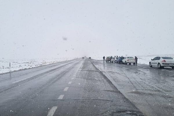 برف روبی ۲۵ گردنه در جاده‌ های استان کرمان
